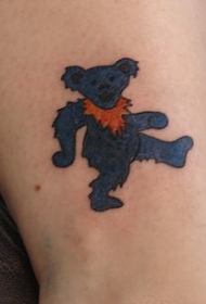戴围巾的彩色熊纹身图案