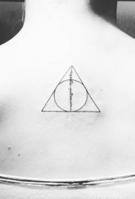 背部小小的黑色几何与字母纹身图案