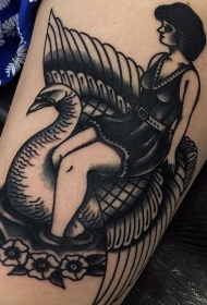 手臂黑色的女人与天鹅纹身图案