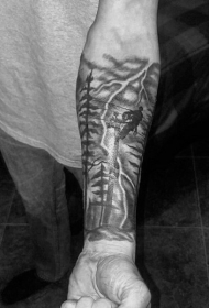 小臂华丽的黑色电路维修与闪电纹身图案