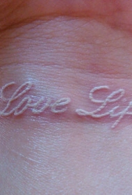 手腕白墨英文字母纹身图案