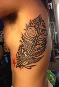 侧肋美丽的灰色部落羽毛纹身图案