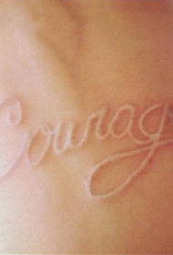 手腕白色墨水字母纹身图案