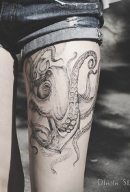 大腿精致的黑灰章鱼纹身图案