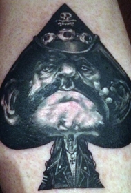 手臂很酷的黑桃符号与邪恶士兵纹身图案