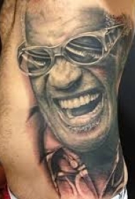 腰侧黑白著名歌手肖像纹身图案