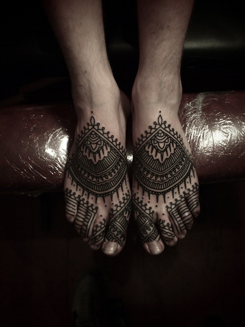 脚背华丽的黑色梵花纹身图案