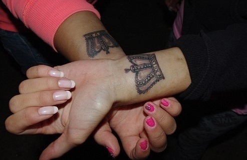 情侣浪漫的手腕皇冠纹身图案