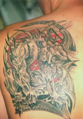 背部邪恶的生物纹身图案