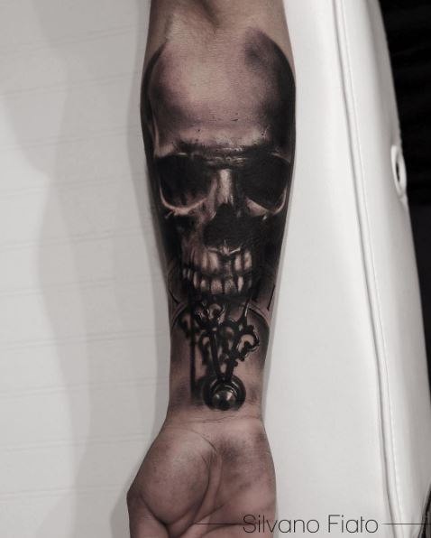 小臂个性的黑色时钟与骷髅纹身图案