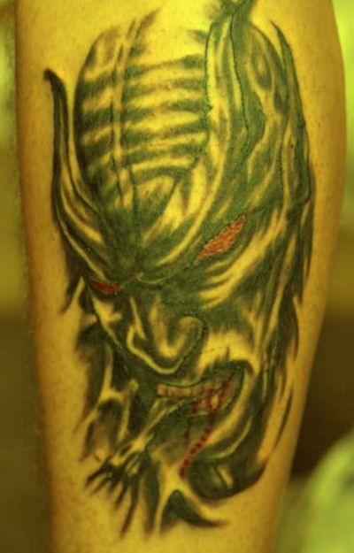 腿部红眼邪恶恶魔纹身图案