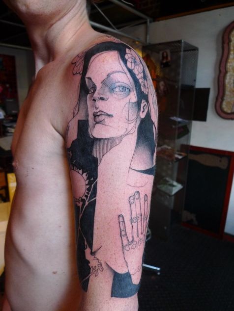 大臂素描风格黑色妇女肖像与花朵纹身图案