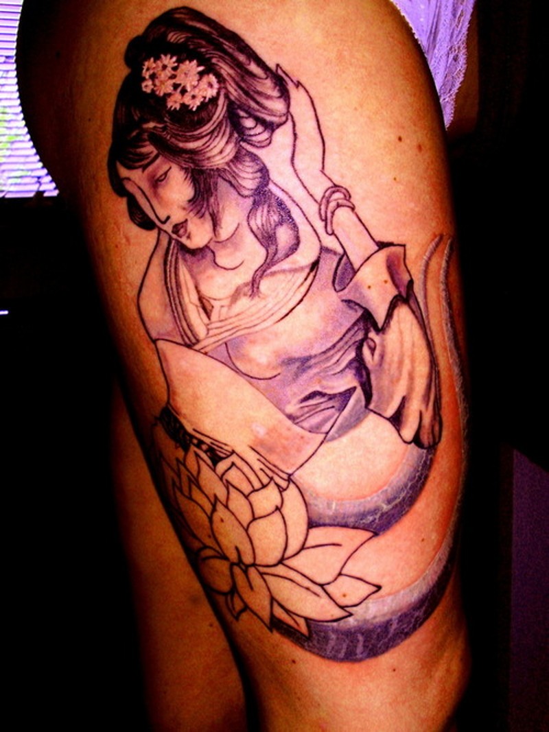 大腿未完成的黑白亚洲艺妓纹身图案