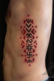 腰侧神秘饰品简单的五彩纹身图案