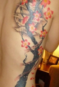 背部黑色高大的树木与美丽花朵纹身图案