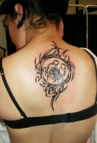 背部个性的螃蟹图腾纹身图案