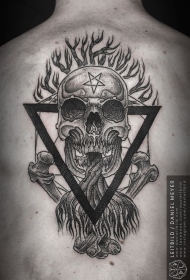 背部令人毛骨悚然的骷髅几何纹身图案