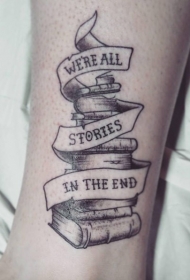 手臂棕色厚书和原横幅字母纹身