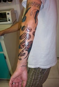 小臂撕皮机械纹身图案
