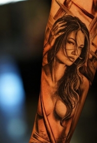 手臂逼真的彩色性感裸女纹身图案