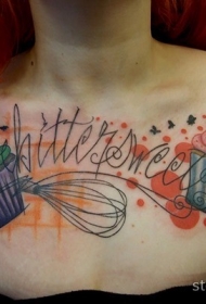 胸部彩色纸杯蛋糕和字母纹身图案