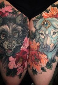 大腿彩色邪恶狼与可爱狼花朵纹身图案