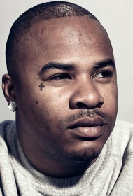 男子脸部眼睛下十字架纹身图案