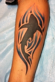 小腿黑色鲨鱼与蓝色波浪纹身图案