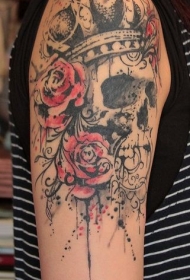 肩部水墨风国王的头骨与玫瑰纹身
