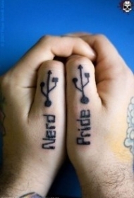 男性手部USB端口的极客纹身图案