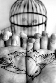 手心黑色线条小鸟纹身图案