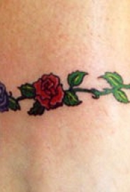 女性脚裸彩色艳花袖标纹身图案