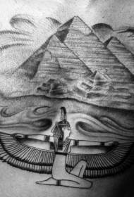 胸部美丽的古埃及主题金字塔人物纹身图案