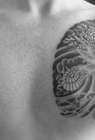 黑灰菊花胸部纹身图案
