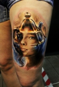 大腿彩色女孩肖像头顶茶壶纹身图案