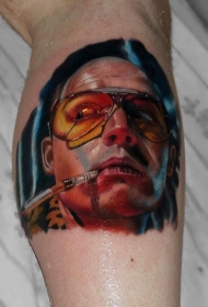 腿部彩色男士肖像纹身图案
