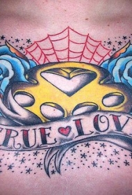 胸部蓝色玫瑰和字母纹身图案