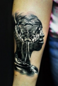 小臂超现实主义风格蛇皮人脸纹身图案