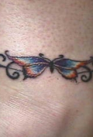 手腕蝴蝶和藤蔓手镯纹身图案