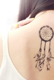 黑白的捕梦网背部纹身图案