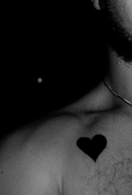锁骨黑色心形纹身图案