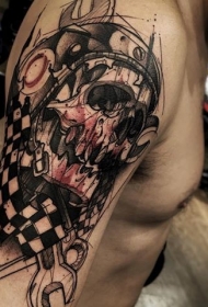 大臂黑色头盔和赛车旗帜骷髅纹身图案
