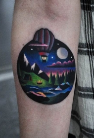 手臂圆形彩色热气球与森林纹身图案