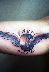 大臂内侧old school彩色翅膀和车轮纹身图案