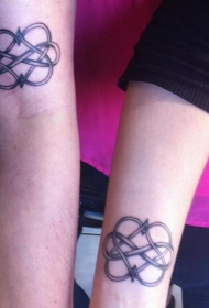 手臂心形组合凯尔特结纹身图案