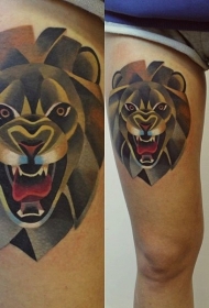 女性腿部彩色咆哮狮子纹身图案