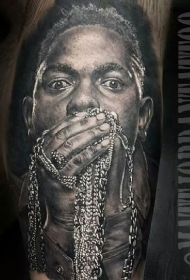 腿部灰色男人肖像纹身图案