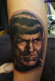 腿部彩色逼真的电影人物肖像纹身