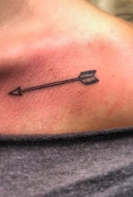 女士锁骨黑色的箭头纹身图案