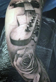 腿部黑灰墨水3D吉他与花纹身图案